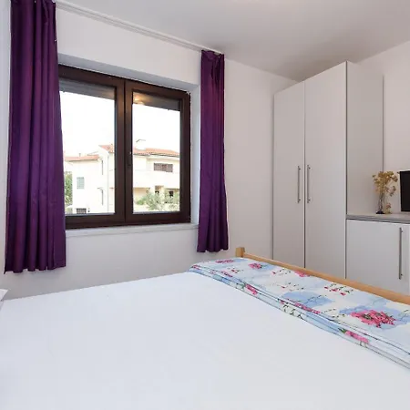 아파트 Koralj 2 With A Heated Pool *