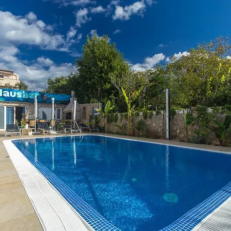 Apartmán Koralj 2 With A Heated Pool