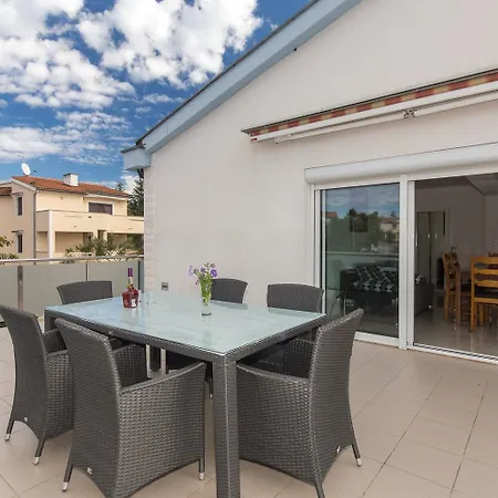 Koralj 2 With A Heated Pool Апартаменты