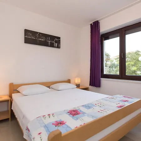 Koralj 2 With A Heated Pool Апартаменты *