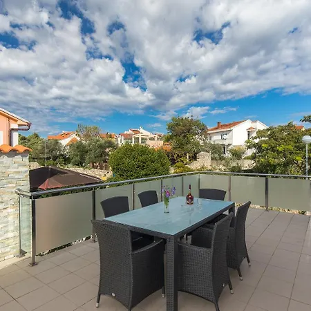 Koralj 2 With A Heated Pool Апартаменты